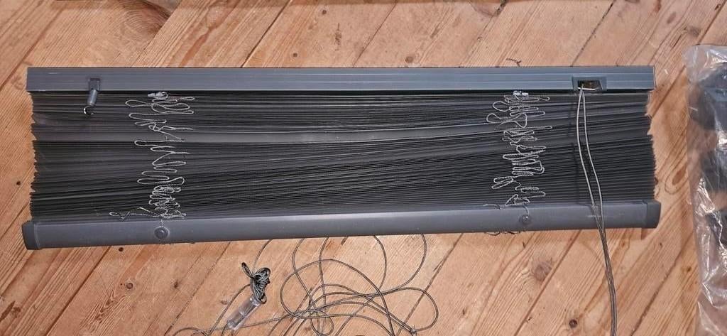 Grijze jaloezieën 2 stuks € 8,-, Ophalen, Gebruikt, 50 tot 100 cm, 150 tot 200 cm