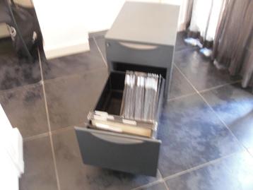 Ladeblokken voor onder bureau  beschikbaar voor biedingen