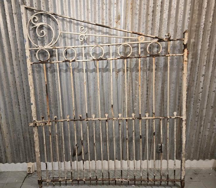 Twee sierlijke oude smeedijzeren poorten – Engels landhuis, Tuin en Terras, Tuinhekken en Hekwerk, Gebruikt, Sierhekwerk, IJzer