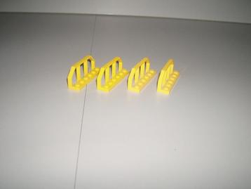 4 LEGO 9 volt Treinhekken GEEL perfecte staat! beschikbaar voor biedingen