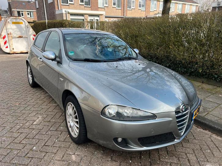 Alfa Romeo 147 LPG 1.6 T.spark 16V 77KW 5DR 2005 Grijs APK, Auto's, Alfa Romeo, Particulier, Bluetooth, LPG, E, Hatchback, Handgeschakeld