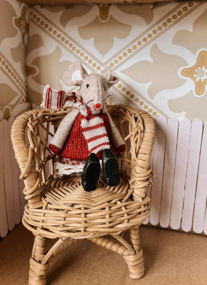 Leuk poppenhuis meubeltje / stoel / rietenbankje, Verzamelen, Poppenhuizen en Toebehoren, Zo goed als nieuw, Poppenhuis, Ophalen of Verzenden