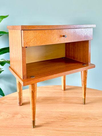 Vintage houten nachtkastje tafeltje plantentafel beschikbaar voor biedingen
