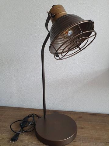 Brons kleurige industriële bureaulamp
Als nieuw
+/- 55 cm ho beschikbaar voor biedingen