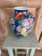 Bolle ronde vaas. Millefleurs vaas porselein HK 5 dynasty, Ophalen