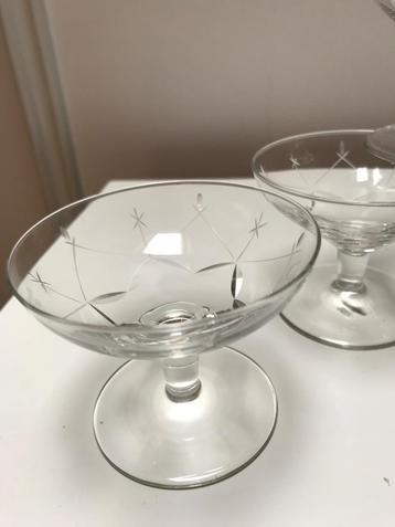 6 brocante glaasjes op voet beschikbaar voor biedingen
