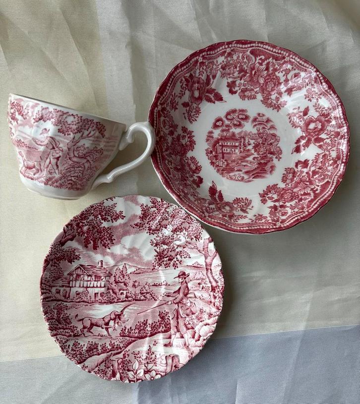 Myott Tonquin , hunter EnglandVintage Rood Design schaal k+s, Huis en Inrichting, Keuken | Servies, Zo goed als nieuw, Kop(pen) en/of Schotel(s)