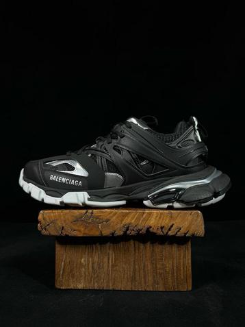BALENCIAGA NIEUW MODEL beschikbaar voor biedingen