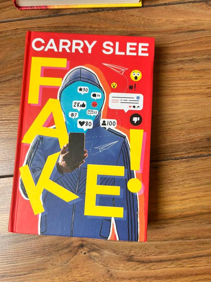 Carry Slee - Fake!, Boeken, Kinderboeken | Jeugd | 13 jaar en ouder, Zo goed als nieuw, Ophalen of Verzenden
