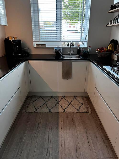 U-keuken met zwart graniet keukenblad en hooglans wit front, Huis en Inrichting, Keuken | Complete keukens, Zo goed als nieuw