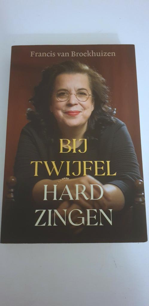 Francis van Broekhuizen - Bij twijfel hard zingen, Boeken, Overige Boeken, Zo goed als nieuw, Ophalen of Verzenden