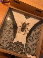 Ingelijste vogelspin (huid), Bijen