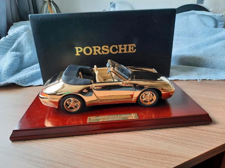 Porsche 911 carrera 22 karaat verguld modelauto 1:18, Hobby en Vrije tijd, Modelauto's | 1:18, Zo goed als nieuw, Auto, Overige merken