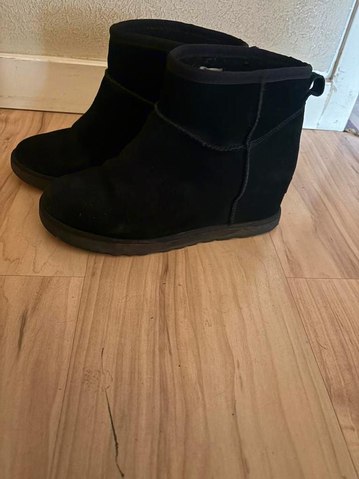 Als nieuw zwarte Ugg mini met sleehak mt 39, Kleding | Dames, Schoenen, Zo goed als nieuw, Zwart, Ophalen of Verzenden