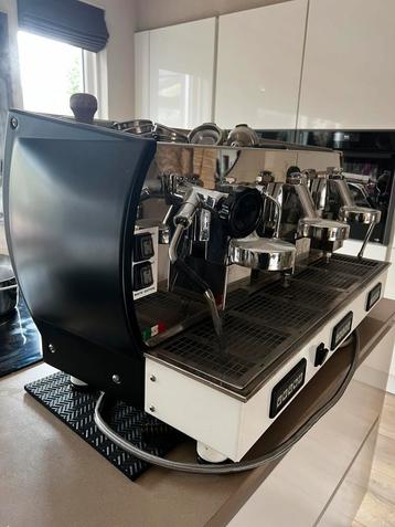 La nuova era 3zetgroep koffie machine. Afvoer lekt beschikbaar voor biedingen