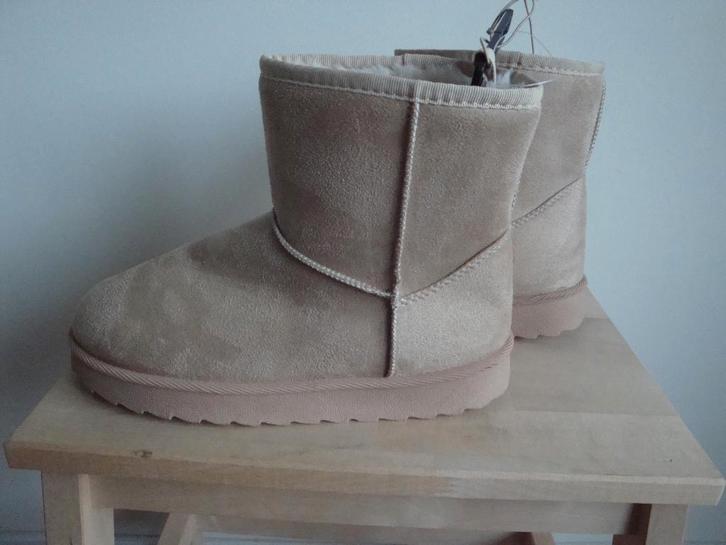Nieuwe zand beige half hoge "UGG's". Maat 37., Kleding | Dames, Schoenen, Nieuw, Hoge laarzen, Beige, Ophalen of Verzenden