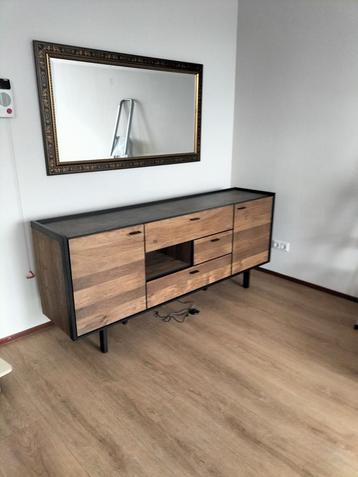 Houten Dressoir met Metalen Frame beschikbaar voor biedingen