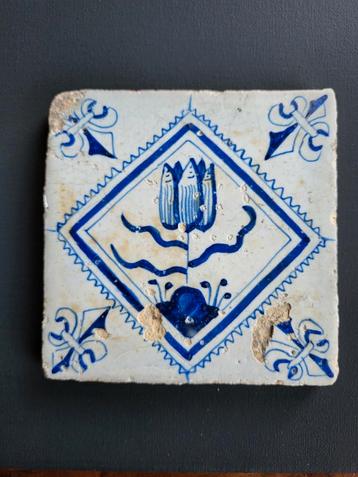 17e eeuwse Tegel met Bloemmotief beschikbaar voor biedingen