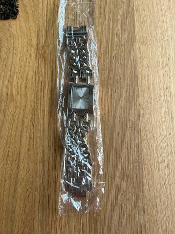 Nieuwe horloge in verpakking beschikbaar voor biedingen