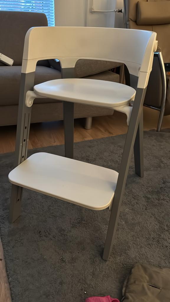 2 Stokke Steps baby- en peuter stoelen, 1 met babyset, Kinderen en Baby's, Kinderstoelen, Zo goed als nieuw, Meegroeistoel, Gordel(s)