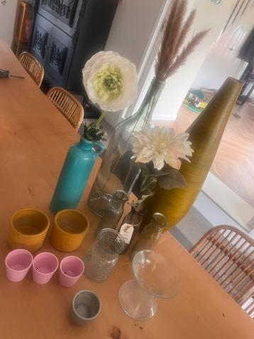 Diverse bloempotten / vazen beschikbaar voor biedingen