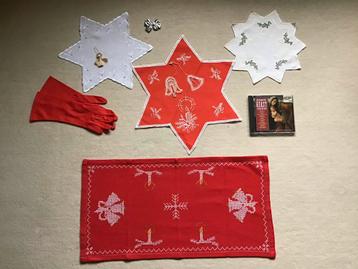 Kleine kerstkleedjes - rode handschoenen - kerst cd beschikbaar voor biedingen