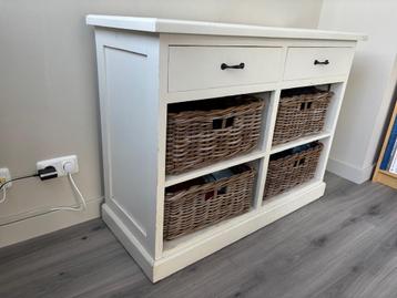 Vintage wit dressoir met lades en manden beschikbaar voor biedingen