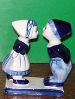 1 Delftbleu beeldje van jongen en meisje 13 cm., Ophalen of Verzenden, Gebruikt, Mens
