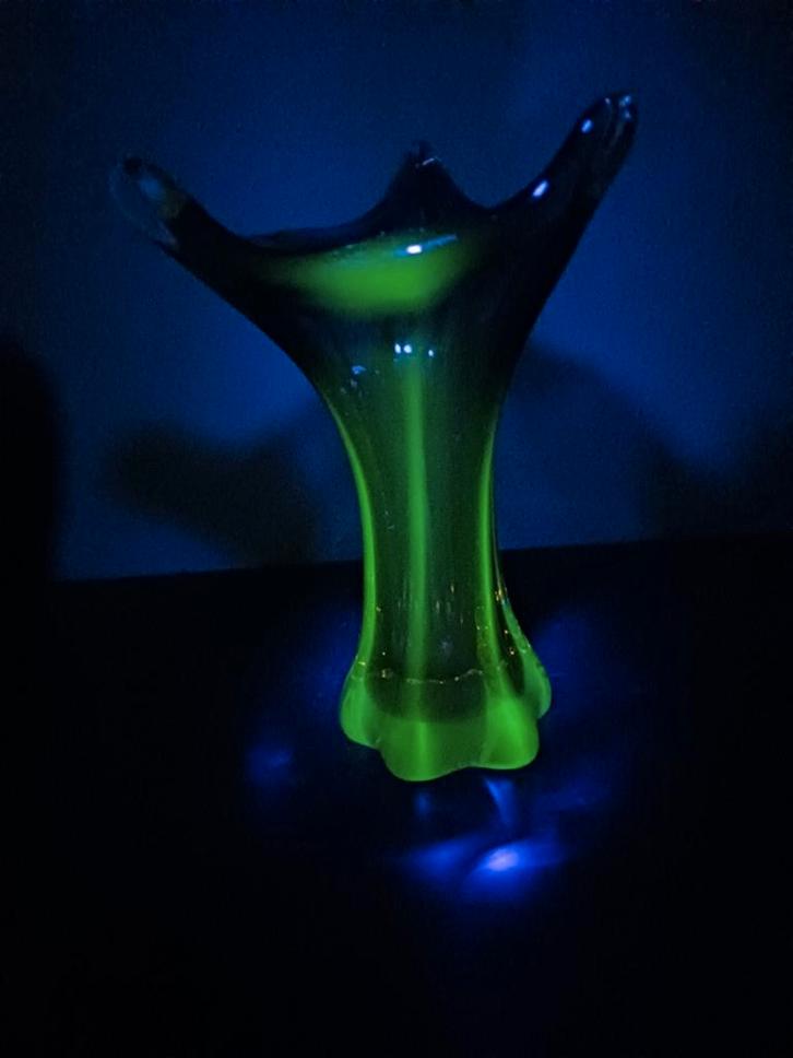 Murano. Vaas - 21 cm.Uranium., Antiek en Kunst, Antiek | Glas en Kristal, Ophalen of Verzenden