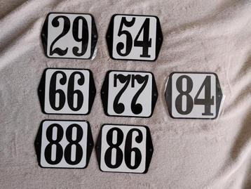 Vintage Emaille Huisnummers beschikbaar voor biedingen
