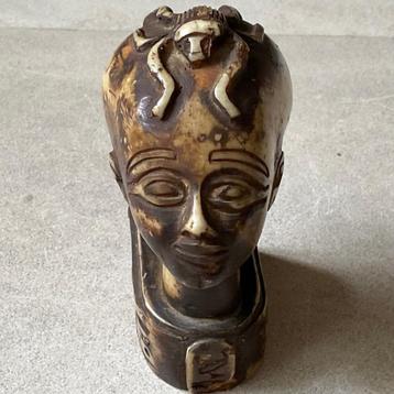 Aparte buste van Egyptische Godin met scarabee op hoofd  beschikbaar voor biedingen