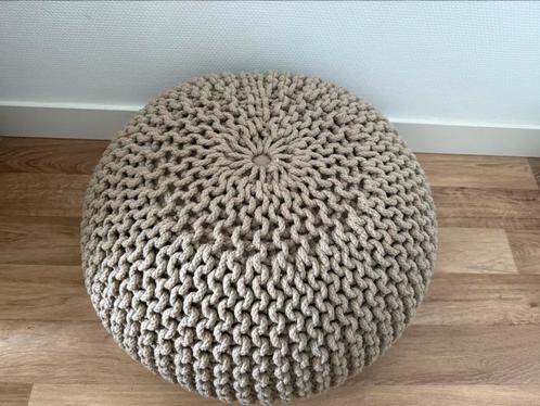 Gebreide Poef Beige – 50x50x35 cm (Label51 stijl), Huis en Inrichting, Banken | Voetenbanken en Poefen, Zo goed als nieuw, Minder dan 50 cm