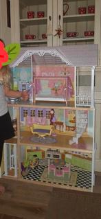 Groot houten poppenhuis met meubels, Kinderen en Baby's, Speelgoed | Poppenhuizen, Ophalen, Zo goed als nieuw, Poppenhuis