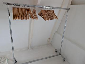 34 houten kleding hangers beschikbaar voor biedingen