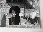Gevel met wasgoed en balkon, 1960 tot 1980, Verzenden