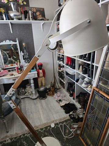Staande lamp zgan beschikbaar voor biedingen