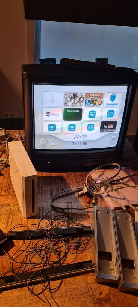 2 werkende Wii Consoles, 4 controllers & Accessoires!, Spelcomputers en Games, Games | Nintendo Wii, Gebruikt, 3 spelers of meer