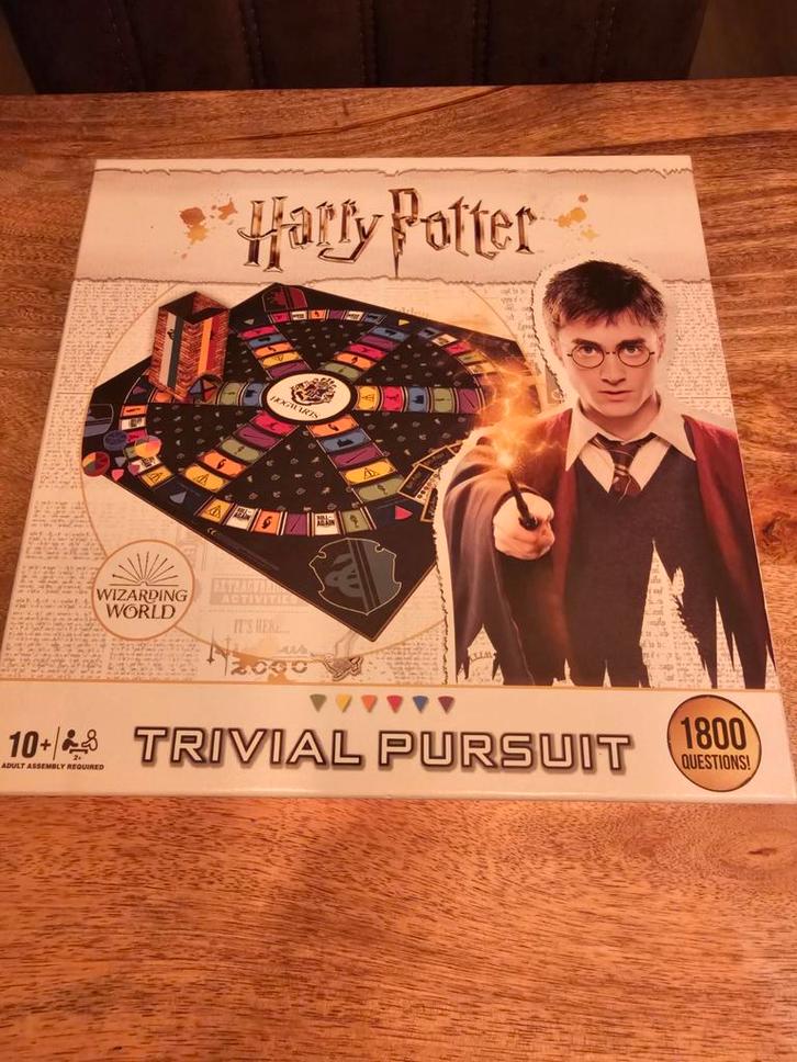Trivial Pursuit Harry Potter Engels, Hobby en Vrije tijd, Gezelschapsspellen | Bordspellen, Zo goed als nieuw, Drie of vier spelers