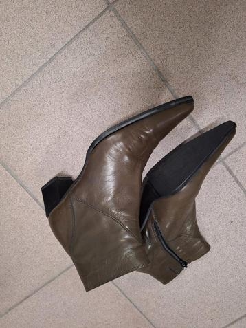 Enkellaarsjes in mosgroen, rood en bruin beschikbaar voor biedingen