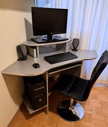 Computer tafel met draaistoel beschikbaar voor biedingen
