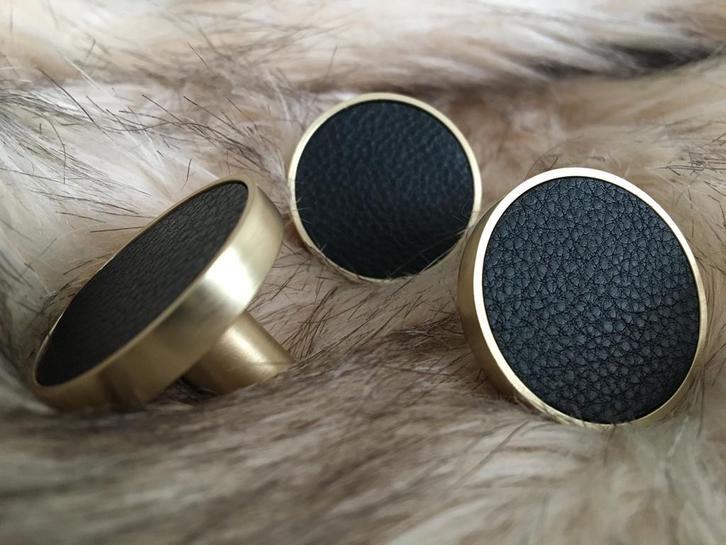 Black Leather kastknop/wandhaak - Leer in Gouden Case, Huis en Inrichting, Woonaccessoires | Overige, Nieuw, Ophalen of Verzenden
