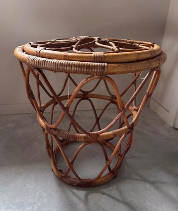 Unieke Franse Vintage rotan opberg mand Sober Wabi Sabi beschikbaar voor biedingen