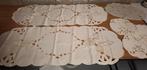 6 beige satijnen tafelkleedjes / kastkleedjes (nieuwstaat), Antiek en Kunst, Ophalen of Verzenden