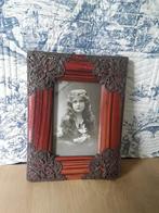 Oud fotolijstje, gepolitoerd hout met  metalen versiering., Antiek en Kunst, Ophalen of Verzenden