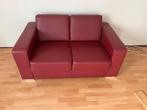 Rode leren 2-zits bank - 150cm breed, Huis en Inrichting, Banken | Bankstellen, Ophalen, Gebruikt, 150 tot 200 cm, Tweepersoons