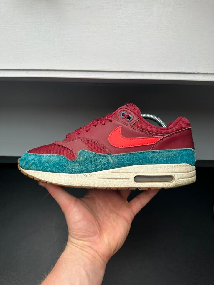 Nike Air Max 1 Team Red Green Abyss  / 43, Kleding | Heren, Schoenen, Zo goed als nieuw, Sneakers of Gympen, Overige kleuren, Ophalen of Verzenden