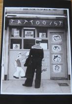 foto op nieuwe ansichtkaart van matroos bij Tattoo shop, Verzenden, 1980 tot heden, Ongelopen, Overige thema's