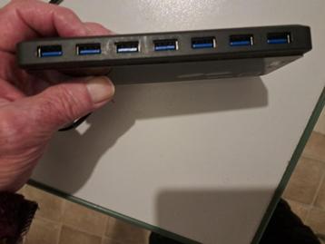 Ethernet hubs en computer kabels beschikbaar voor biedingen