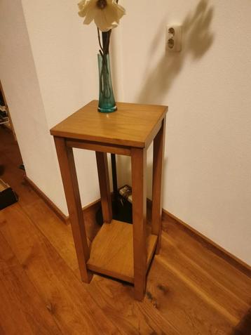 Tafeltje voor plant of lamp of beeldje beschikbaar voor biedingen