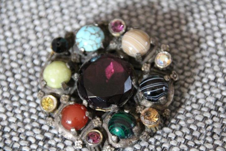 Aparte antieke Engelse broche in mooie kleuren., Sieraden, Tassen en Uiterlijk, Broches, Nieuw, Overige materialen, Overige kleuren